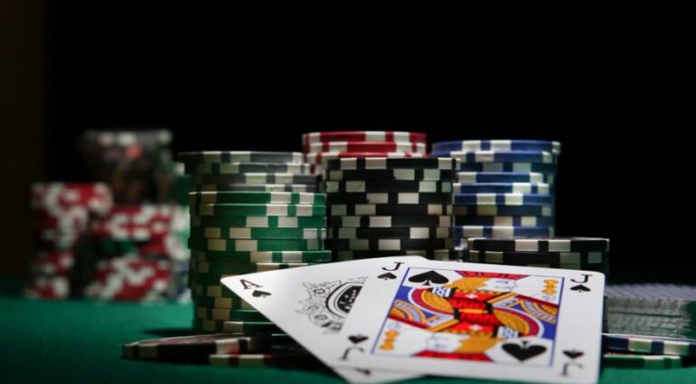 Are There Any Risks Associated with Using Free Credit in Online Casinos?